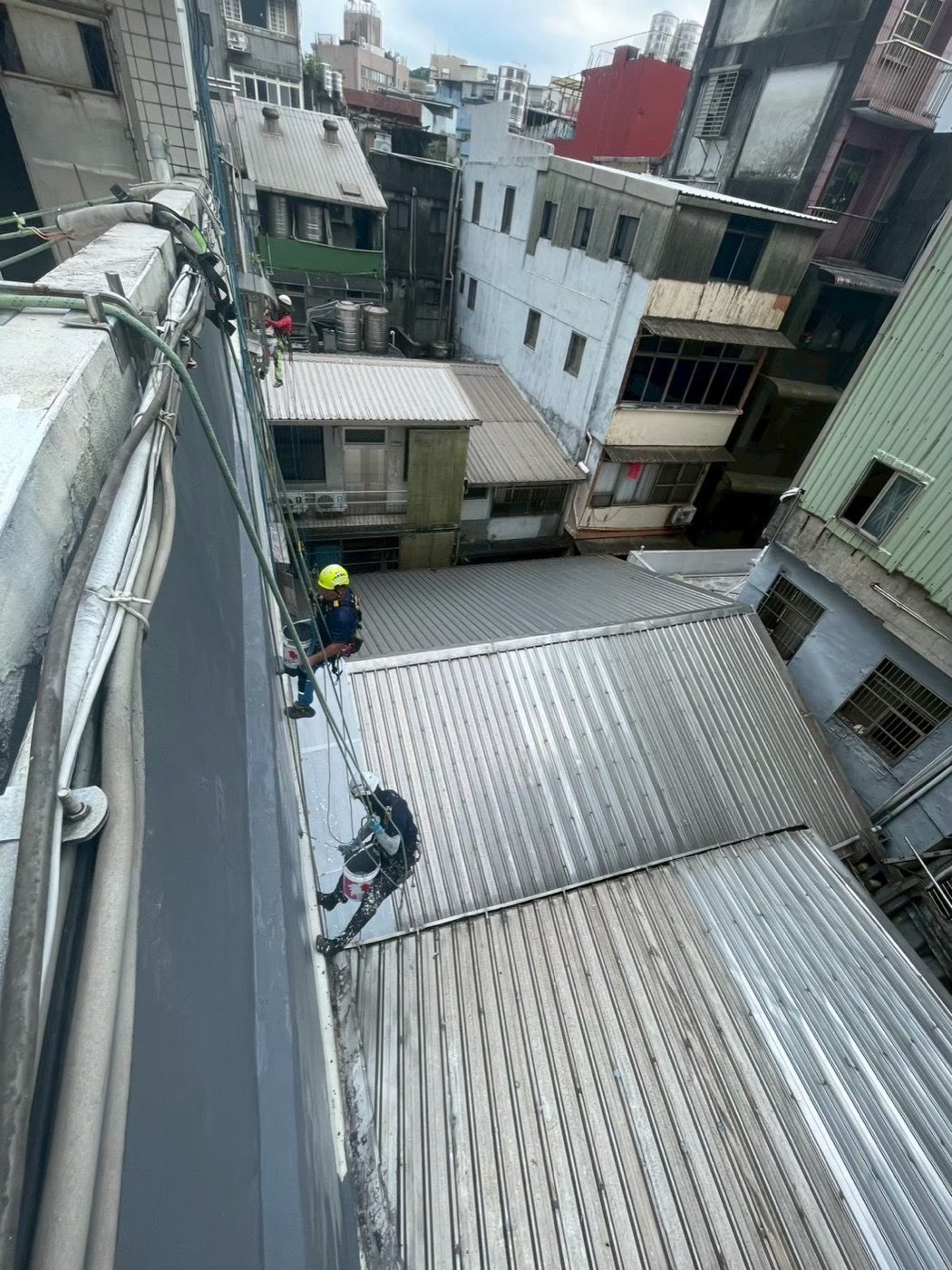 高處牆面水路與接縫檢視
