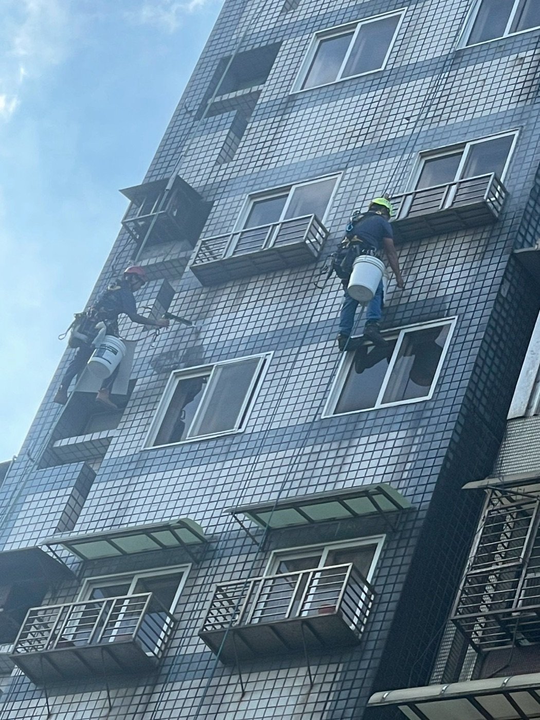 雙人繩索外牆施工