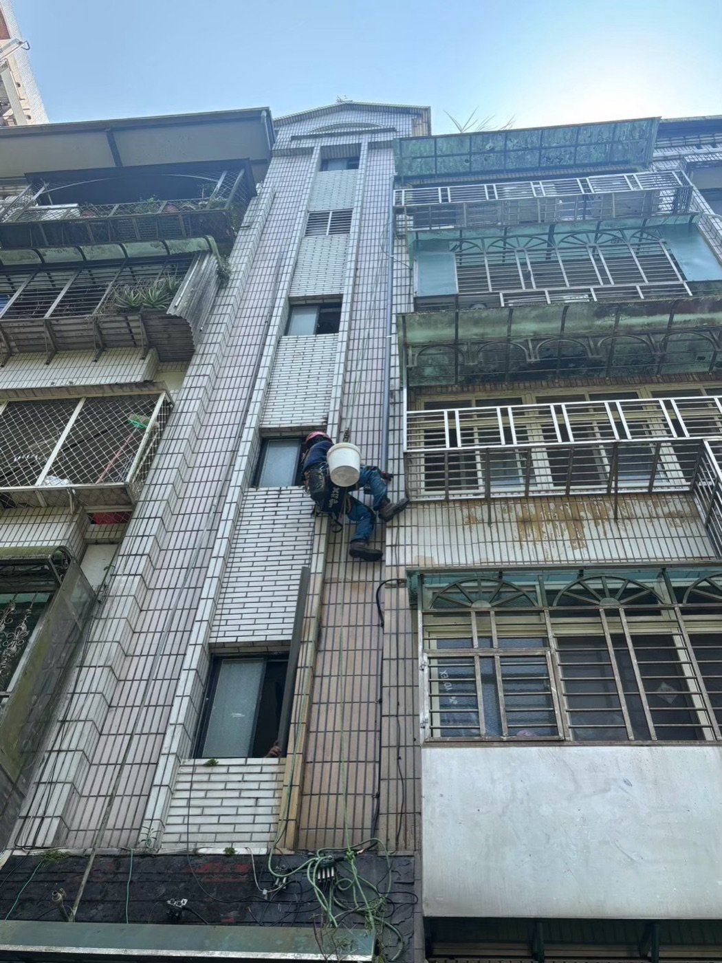 住宅外牆窗邊施工